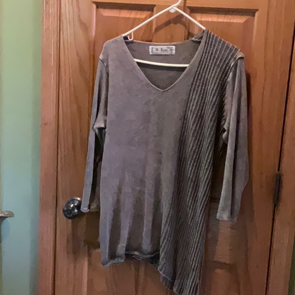M. Rena Gray V-Neck Long Sleeve Tunic with Ribbed Side Panel